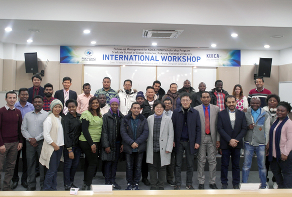 부경대가 올해 초에 진행한 2017년도 KOICA 석사학위연수 사후관리 사업 수료식에서 참가자들이 기념촬영을 하고 있다. (사진제공=부경대)