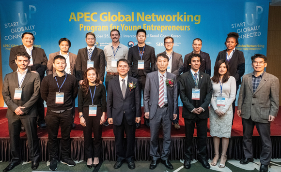 APEC 청년기업가 네트워킹 컨퍼런스에서 이용승 중진공 글로벌성장본부장(앞줄 왼쪽에서 다섯번째)이 참여자들과 함께 기념촬영을 하고 있다. (사진제공=중진공)