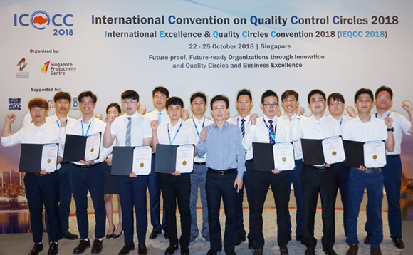 '국제 품질분임조대회(ICQCC 2018 Singapore)'에서 수상한 동서발전 직원들이 기념촬영을 하고 있다. (사진제공=동서발전)