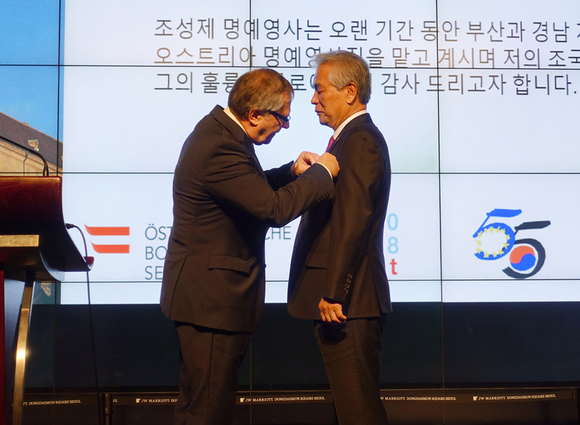 미하엘 슈바르칭어 주한 오스트리아 대사(왼쪽)가 25일 진행된 오스트리아 명예훈장 수여식에서 비엔그룹 조성제 회장(오른쪽)에게 공로훈장 배지를 전달하고 있다. (사진제공=비엔그룹)