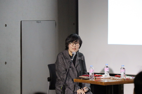 이인미 건축사진작가가 지난 24일 개최된 동아대 인문역량강화사업단 ‘인문 토크’에서 참석자들과 대화를 나누고 있다. (사진제공=동아대)