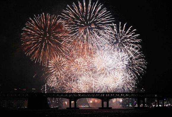 '2018 부산불꽃축제' 행사폭죽이 터지고 있다. (사진제공=비엔그룹)