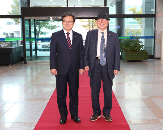 전호환 총장이 1층 현관까지 마중 나가서 손병목 동문의 56년 만의 뜻깊은 모교 방문을 맞이하고 있다. (사진제공=부산대)