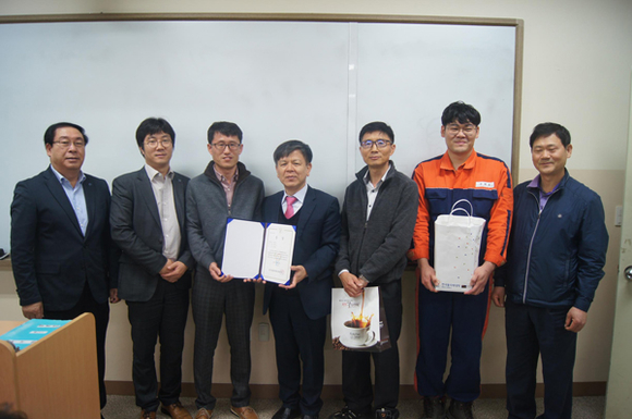 19일 창원캠퍼스에서 열린 권역 포트폴리오 경진대회에서 동상을 수상한 한국폴리텍대학 동부산캠퍼스 자동차과 학생들이 관계자들과 기념촬영을 하고 있다. (사진제공=동부산 폴리텍)