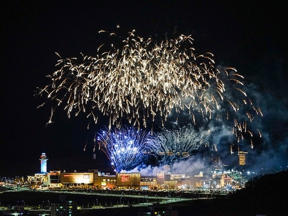 롯데프리미엄아울렛 동부산점 불꽃축제 모습. (사진=롯데쇼핑)
