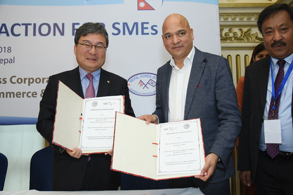 이상직 중진공 이사장이 네팔 상공회의소 연합회와 업무협약을 체결하고 기념촬영을 하고 있다. (사진제공=중진공)