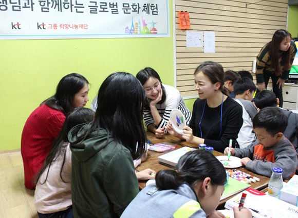부산대학교가 kt와 함께 진행하는 'kt드림스쿨 글로벌 멘토링'의 일환으로 10월 31일 부산 북구 부산kt꿈품센터를 방문해 글로벌 문화교육 봉사활동을 펼치고 있다. (사진제공=부산대)