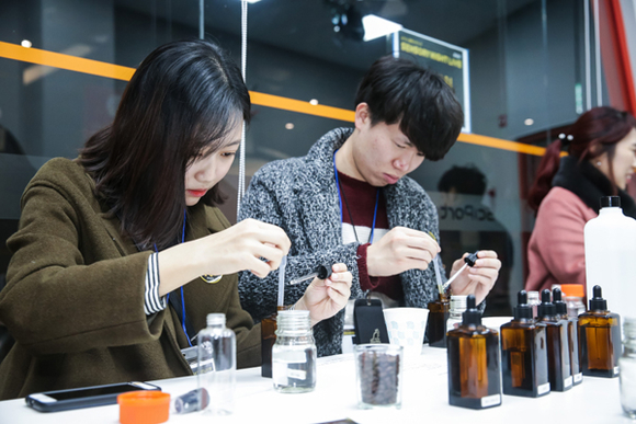 국립부산과학관 향수만들기 체험프로그램을 진행하고 있다. (사진제공=국립부산과학관)