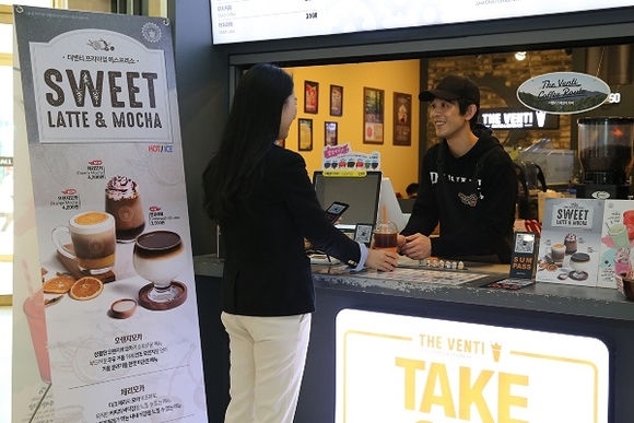 부산 남구 문현동에 위치한 더벤티 문현금융단지점에서 고객이 부산은행 썸패스QR결제 서비스를 이용해 음료를 구매하고 있다. (사진=부산은행)