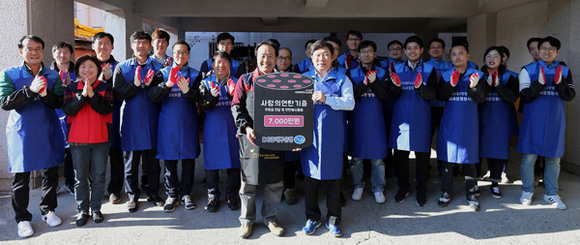 DGB대구은행은 1일 오후 eorn 수성동4가에서 소외계층의 겨울나기를 돕기 위해 '2018사랑의 연탄나눔 행사'를 실시하고 (사진중앙 좌측부터)사랑의 연탄나눔운동 박재철 이사장 , DGB대구은행 박명흠 직무대행이 기념촬영을 하고 있다. (사진제공=DGB대구은행)