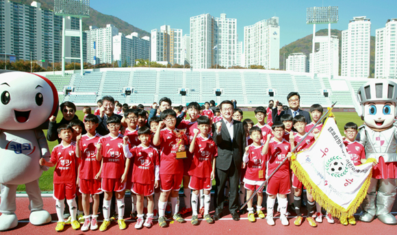 캠코는 4일 부산구덕경기장에서 '캠코 희망울림 FC' 2기 어린이축구단 리그전을 개최하고, 우승과 준우승팀, 각 학교별 MVP 선수에게 시상을 한 후 함께 기념촬영을 하고 있다. (사진제공=캠코)