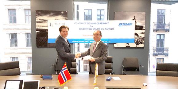 현지시간 2일 오슬로에서 대우조선해양 정성립 사장 (오른쪽)과 헌터그룹 대주주인 아네 프레들리 (Arne Fredly)씨가 초대형원유운반선 건조계약을 한 뒤 악수를 하고 있다. (사진제공=대우조선해양)