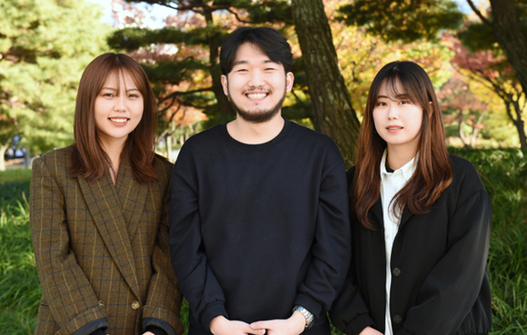 기상위성 활용 연구성과 경진대회에서 수상한 (왼쪽부터)김지원, 김영호, 윤예슬 학생. (사진제공=부경대)