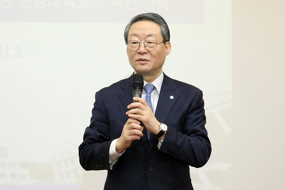 2일 동아대학교에서 두 대학 간 정보 공유와 상호 협력 증진을 위해 이영무 한양대 총장이 특강을 진행하고 있다. (사진제공=동아대)