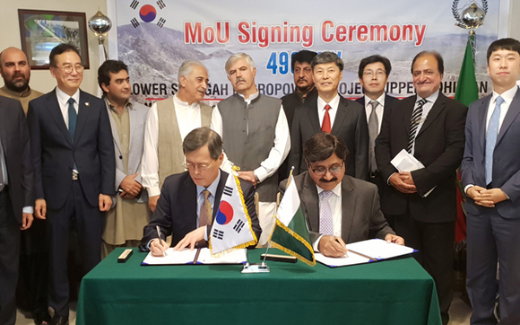 정재훈 한수원 사장(왼쪽)과 무하마드 살림 칸(Muhammad Saleem Khan) 파키스탄 KP주 에너지전력부 차관이 한수원의 파키스탄 로어스팟가 수력개발 사업 추진에 관한 독점적 권한 확보를 위한 양해각서에 서명하고 있다. (사진제공=한수원)