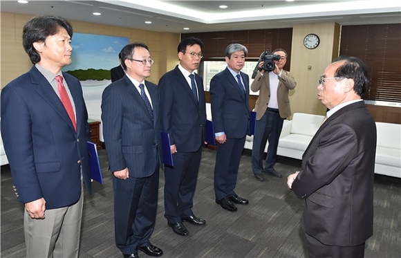 오거돈 부산시장이 6일 부산시청에서 시 산하 공공기관장 임명식을 갖고 있다. 왼쪽부터 정희준 부산관광공사 사장, 배광효 부산환경공단 이사장, 추연길 부산시설공단 이사장, 김종원 부산도시공사 사장. (사진=부산시)