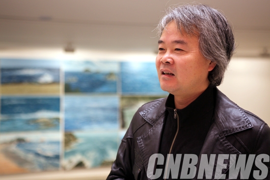 풍경 작품을 전시하고 있는 하이트컬렉션에서 만난 작가 김지원.(사진=왕진오 기자)